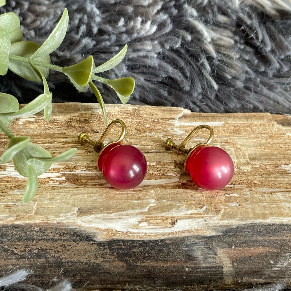 Vintage costume jewelry. Screw back earrings. Cute vintage style.